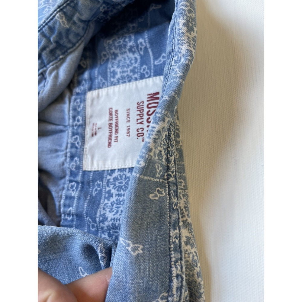 Mossimo Supply Women's Medium Denim Chambray Button Shirt Boyfriend Fit - Picture 2 of 9